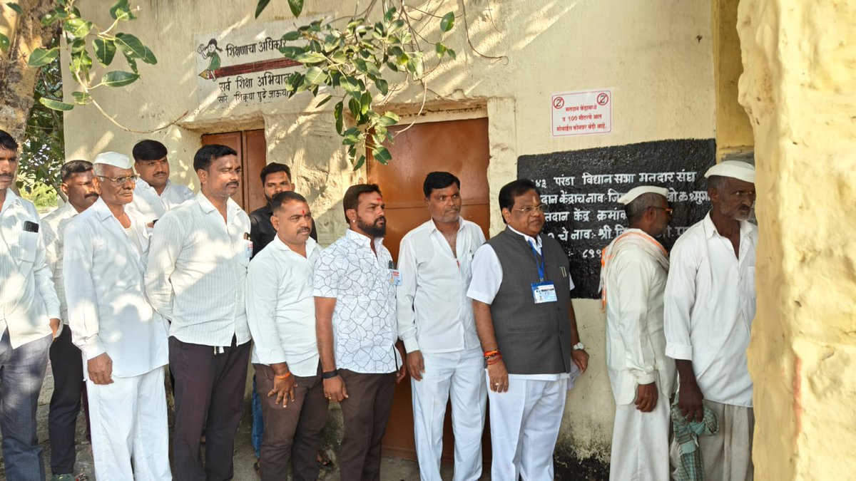 आज मुगाव येथील मतदान केंद्रावर मतदानाचा हक्क बजावला. या निमित्ताने मी सर्व मतदार बंधू भगिनींना नम्र विनंती करतो की, आपण सर्वांनीसुद्धा आपला मतदानाचा हक्क बजावावा. या निवडणुकीमध्ये मी निश्चित विजयी होईन आणि महाराष्ट्रातील जनता महायुतीला बहुमत देईल, असा मला विश्वास वाटतो.