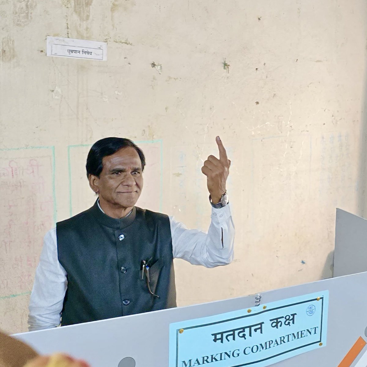 raosahebdanve's tweet photo. 👆🏻उत्सव लोकशाहीचा..
दिवस मतदानाचा..🙏🏻

⛳️भोकरदन शहरातील "बुथ क्रमांक 187" वर रांगेत लागून मी सहकुटुंब मतदान केले आपणही आवर्जून मतदान करा. महाराष्ट्र विधानसभा सार्वत्रिक निवडणूक २०२४ साठी मतदारांचा मोठा उत्साह दिसला... 

#Maharashtra #Election2024
#raosahebdanve #bhokardan
#RaosahebPatilDanve #BJP
#MaharashtraAssemblyElections2024
#vidhansabhaelection2024
#Bjp4Maharashtra