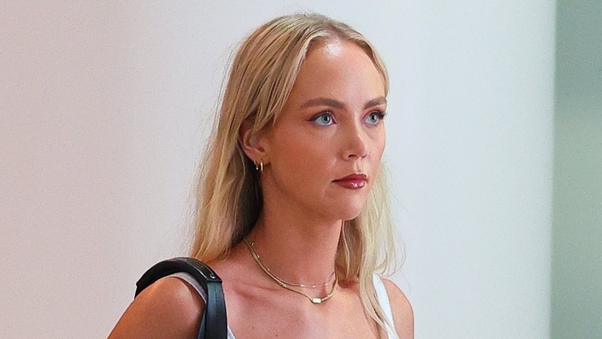 DailyMail's tweet image. Sex worker Annie Knight looks downcast as she touches back down in Australia after being deported from Fiji over filming X-rated content with Bonnie Blue trib.al/j5uOsso