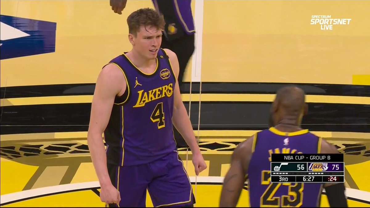 LakersEmpire's tweet photo. All I see is 2 GOATS https://t.co/iYh4uBbNhH