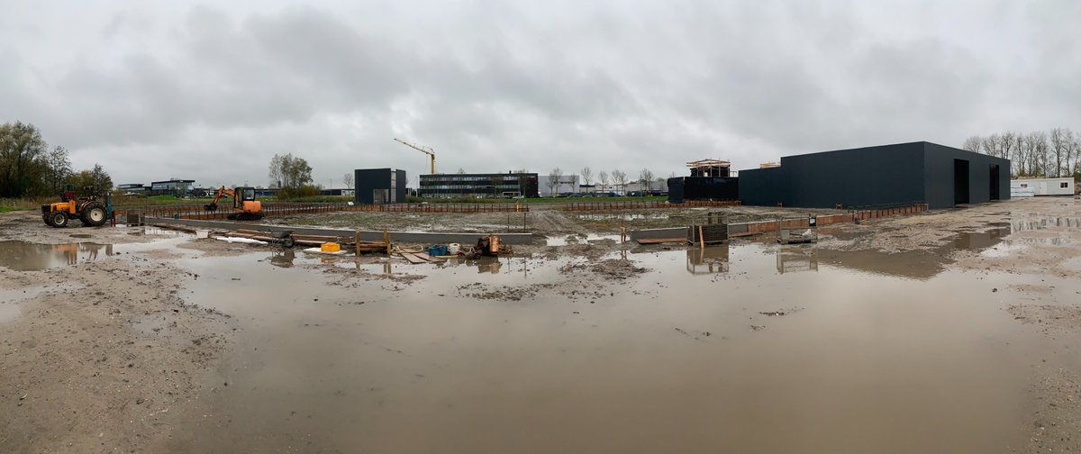 Deze week wordt de fundatie geplaatst voor de stadskwekerij Rotterdam. De overige gebouwonderdelen krijgen al steeds meer vorm en hier wordt de kas straks naast en overheen gebouwd. Een hele uitdaging voor de komende weken!
