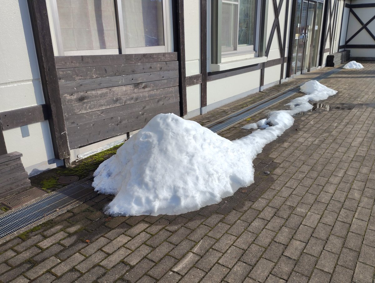 関山、軒下に雪が貯まってる