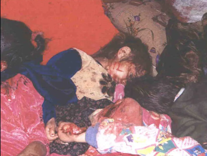 DaniMayakovski's tweet photo. Un dia como hoy hace 19 años, el ejército estadounidense perpetraba la masacre de Haditha, en Irak, donde entró a 3 casas familiares y asesinó a sangre fría a 24 civiles, entre ellos un bebé de 1 año y niños de 3, 5, 10 y 14 años.

Aquel fatídico día, un convoy del ejército de EEUU era emboscado por la Resistencia Iraquí con un artefacto explosivo, a causa de la explosión, un soldado estadounidense fue ejecutado.

En venganza por la muerte de este soldado, el resto del convoy del ejército de Estados Unidos salieron de sus vehículos como auténticos terroristas a masacrar a todo ser humano que se cruzasen.

Su primera víctima fue un taxista y 4 pasajeros que pasaron por allí con su coche, fueron obligados a salir de su coche y fueron fusilados en la calle sin ningún tipo de razón.

Después de fusilar al taxista y a los 4 pasajeros, decidieron entrar en las casas civiles cercanas a la zona de la explosión, lanzando granadas de fragmentación dentro sin ni siquiera preguntar antes y ametrallando a sangre fría a niños, mujeres, hombres, ancianos... que estaban dentro.

Así es como Estados Unidos reparte "democracia" por el mundo, "Israel" aprendió de estos criminales y repite sus crímenes en Gaza.