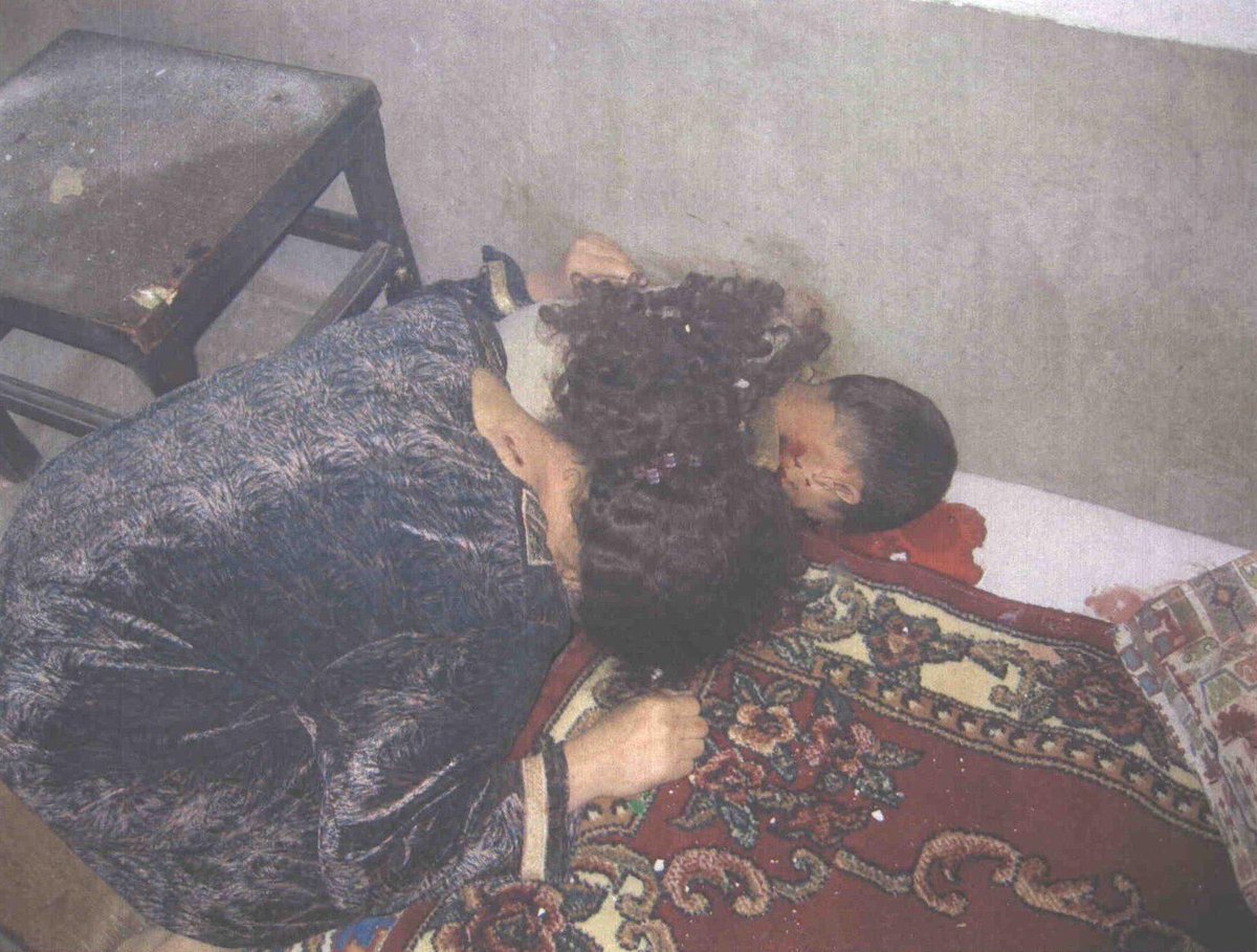 DaniMayakovski's tweet photo. Un dia como hoy hace 19 años, el ejército estadounidense perpetraba la masacre de Haditha, en Irak, donde entró a 3 casas familiares y asesinó a sangre fría a 24 civiles, entre ellos un bebé de 1 año y niños de 3, 5, 10 y 14 años.

Aquel fatídico día, un convoy del ejército de EEUU era emboscado por la Resistencia Iraquí con un artefacto explosivo, a causa de la explosión, un soldado estadounidense fue ejecutado.

En venganza por la muerte de este soldado, el resto del convoy del ejército de Estados Unidos salieron de sus vehículos como auténticos terroristas a masacrar a todo ser humano que se cruzasen.

Su primera víctima fue un taxista y 4 pasajeros que pasaron por allí con su coche, fueron obligados a salir de su coche y fueron fusilados en la calle sin ningún tipo de razón.

Después de fusilar al taxista y a los 4 pasajeros, decidieron entrar en las casas civiles cercanas a la zona de la explosión, lanzando granadas de fragmentación dentro sin ni siquiera preguntar antes y ametrallando a sangre fría a niños, mujeres, hombres, ancianos... que estaban dentro.

Así es como Estados Unidos reparte "democracia" por el mundo, "Israel" aprendió de estos criminales y repite sus crímenes en Gaza.