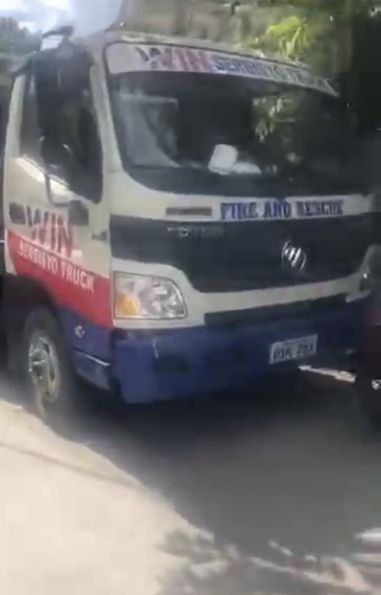 jmm_seven's tweet photo. @valenzuelacity @wesgatchalian ano ho ba ang dapat gawin dito nagdudulot siya ng trapik sa  maliit na daanan dito sa decastro mapulang lupa.sabi po ay sira daw pero dapat po ba ay nakaharang siya diyan sa kalsada? https://t.co/BfjigV5CUs