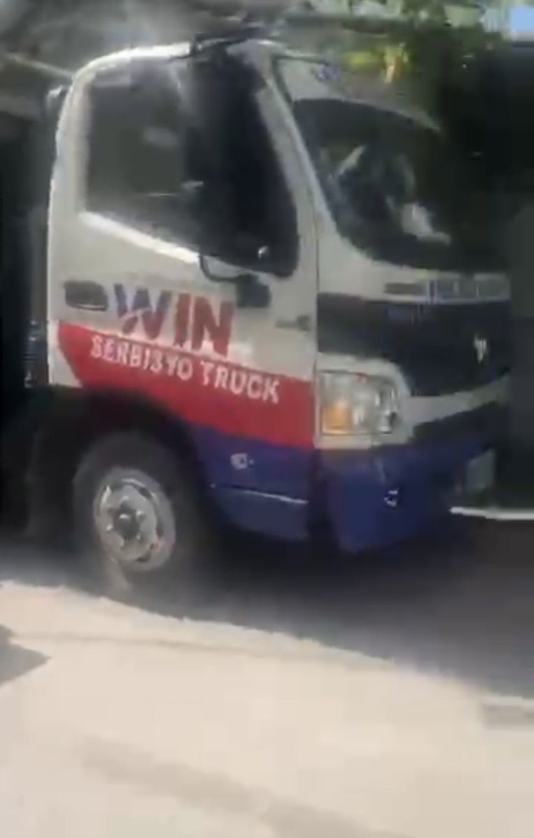 jmm_seven's tweet photo. @valenzuelacity @wesgatchalian ano ho ba ang dapat gawin dito nagdudulot siya ng trapik sa  maliit na daanan dito sa decastro mapulang lupa.sabi po ay sira daw pero dapat po ba ay nakaharang siya diyan sa kalsada? https://t.co/BfjigV5CUs