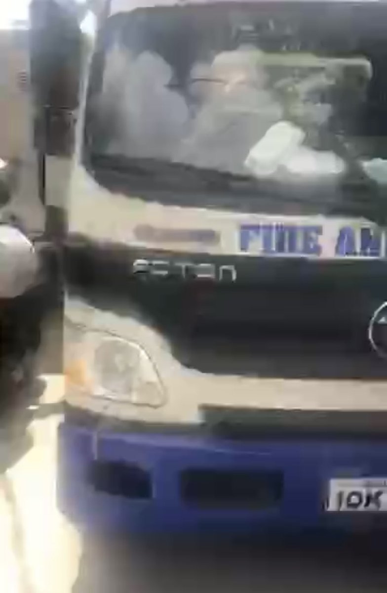 jmm_seven's tweet photo. @valenzuelacity @wesgatchalian ano ho ba ang dapat gawin dito nagdudulot siya ng trapik sa  maliit na daanan dito sa decastro mapulang lupa.sabi po ay sira daw pero dapat po ba ay nakaharang siya diyan sa kalsada? https://t.co/BfjigV5CUs