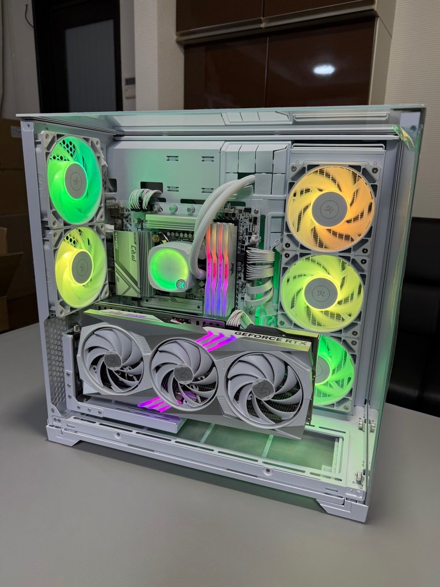 LowspecT2's tweet photo. 久々の投稿です😱
お客様から依頼されたPC完成です‼️
白いPC綺麗ですね🤩
EKWBさんの簡易水冷、相変わらず良く冷えます👍

#EKWB  #EK JAPAN  #ASRock 
#ゲーミングPC #白いPC https://t.co/fOrbfKANeM