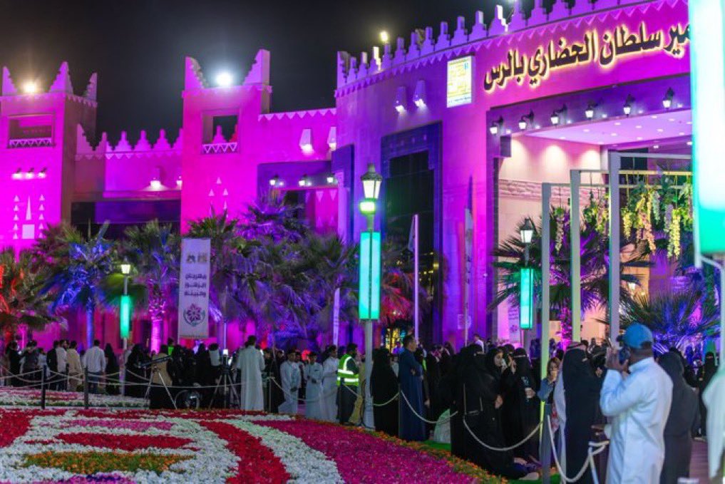 على إيقاعات الطبول الفرق السعودية والشامية🪇🥁 تبتهج نفوس الأطفال والأسرة في #مهرجان_الزهور_بالرس 
حيث يقدم العرض فريق محترف في الايقاعات الحماسية والمبهجة..
لا تفوت فرصة الاستمتاع بتلك العروض على مسرح الطفل في مركز الأمير سلطان الحضاري بالرس