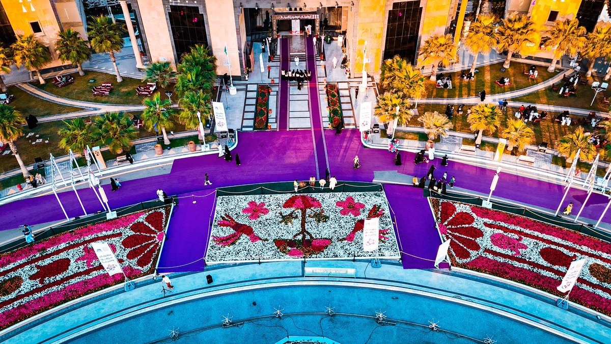 الزهور وجمال المهرجان يجذب الزوار والهواتف توثق اللحظة 🤳🏻

في #مهرجان_الزهور_بالرس لقطات لا تفوت وجمال ساحر يلفت الأنظار .
#حياكم في مركز الأمير سلطان الحضاري بالرس