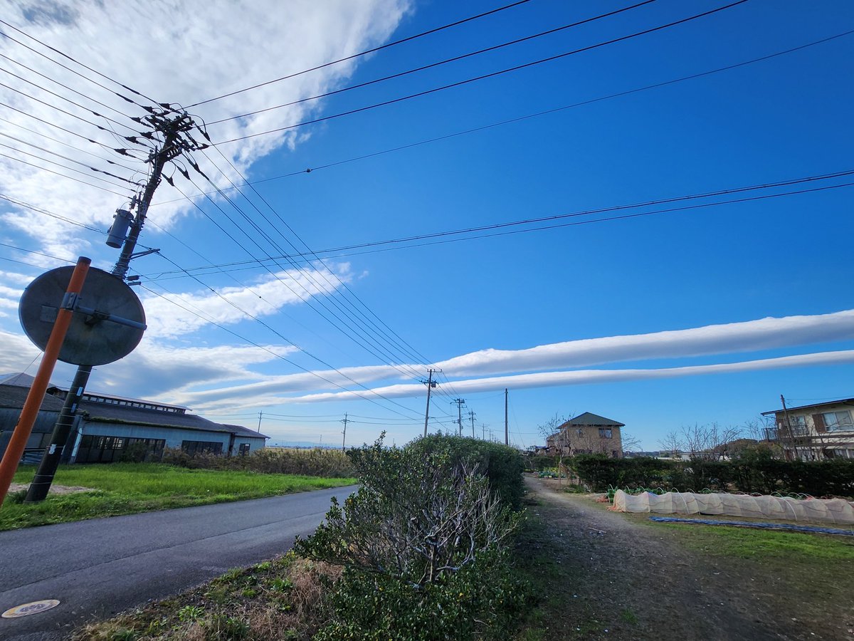 1978Megura's tweet photo. 昨日の雲！
なんかNEWSになってるね💦

私の中では不死鳥みたいな雲見つけて撮ったんだけど、その後気になり別の場所でそっちの方角みたら。。。
日本になって、何かローリング雲みたいになっててまたパシャリ📸

空の写真とか、景色とか撮るの好きなんだよね( *´艸`)

 #雲  #千葉県上空雲  #昨日の雲 https://t.co/Hx9wimOTbK