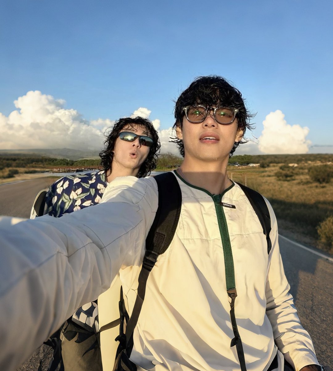 btsdaily77's tweet image. TAEHYUNG &amp;amp; JUNGKOOK HAWAII TRIP 🏖️