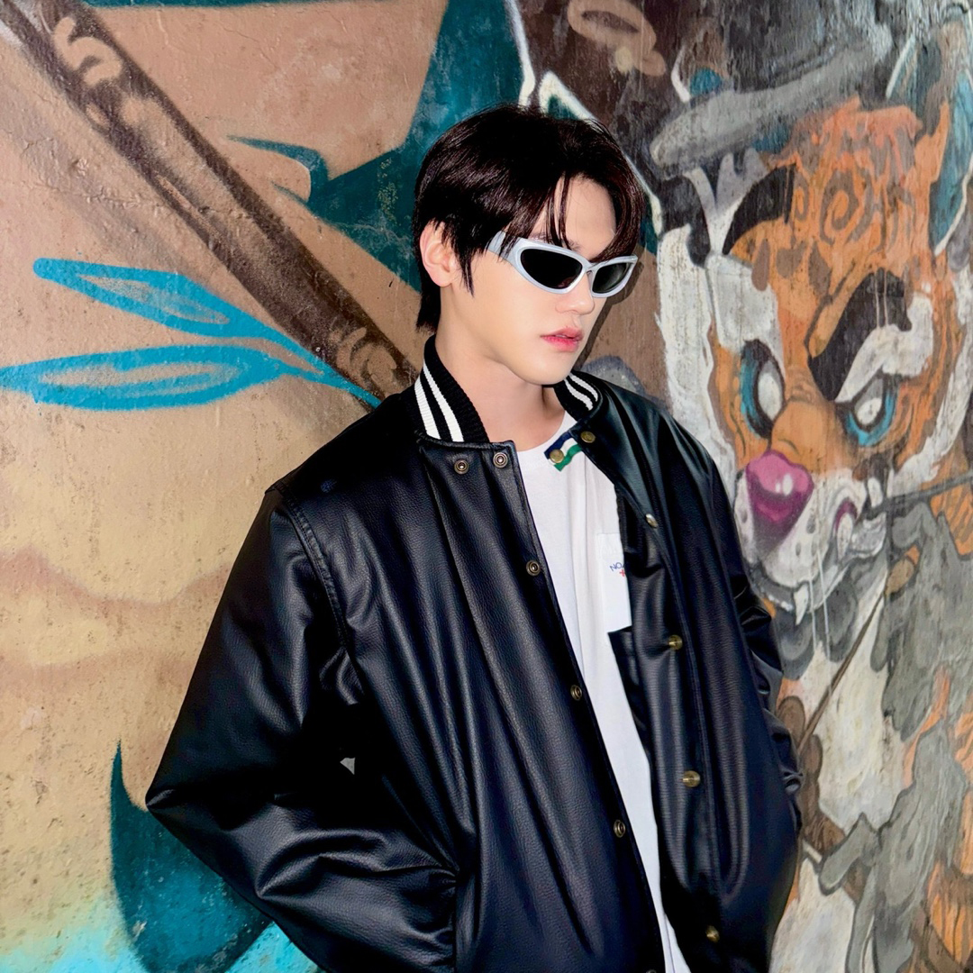 ffeffstudio's tweet photo. Leather varsity jacket
더크루원 배인님 착용
#배인 #더크루원 #바시티자켓 #레더자켓 https://t.co/Espn7nEBSI