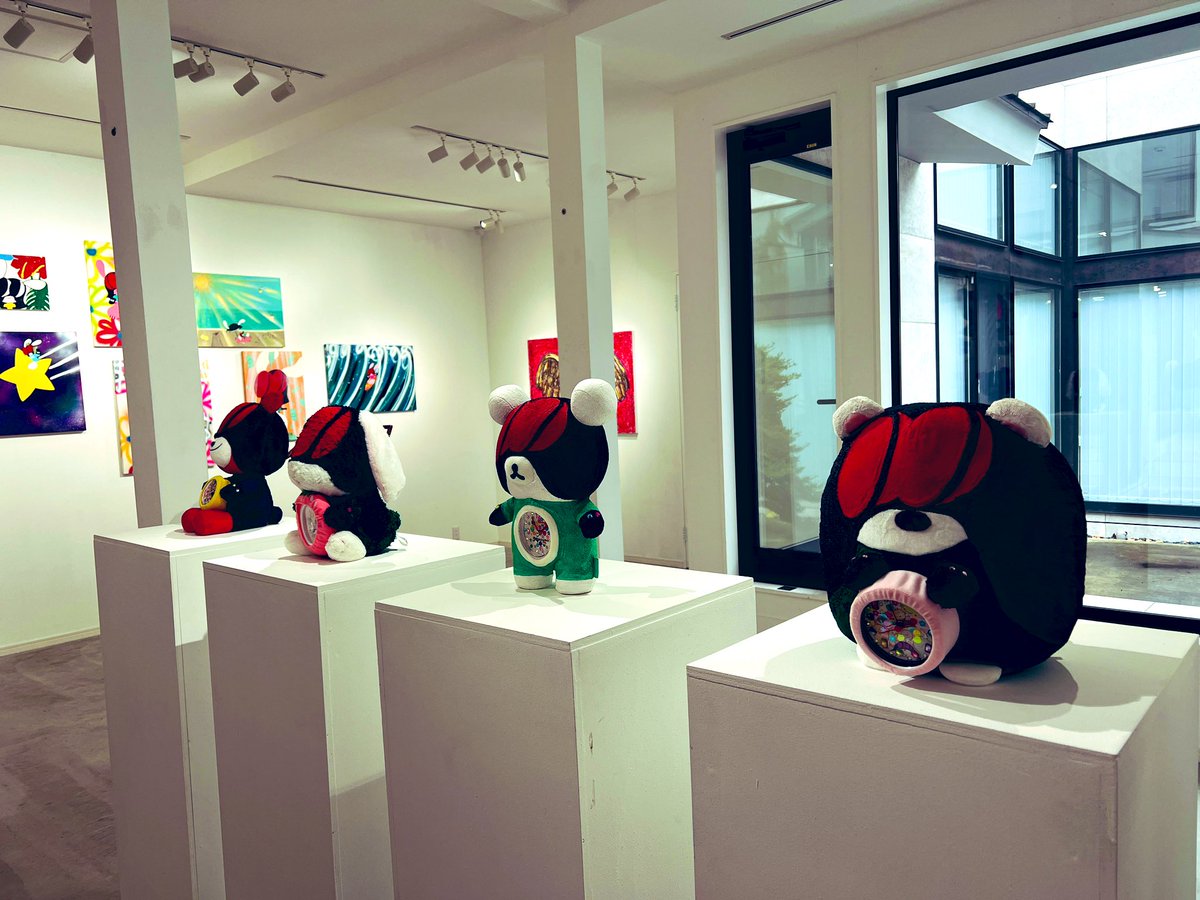 ishizaki_saori's tweet photo. 展示が面白そうだったので、Feb gallery tokyo( @febgallerytokyo )の展示を見てきました🙌
立体から平面の作品まで同じキャラクターが乗っ取っているというコンセプトが面白い👯‍♀️✨
この建物での展示が今回ので最後らしく😭
ギャラリー自体も素敵なので是非見にきて欲しいです🫶✨
24日（日）まで！ https://t.co/VvilbzTqBz