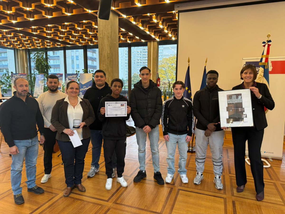 Remise du 1er prix lycée de l'ordre national du merite en prefecture ce samedi pour l'œuvre réalisée par les élèves sur les valeurs de la République.