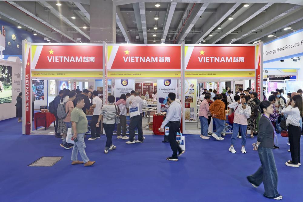 CulturalLingnan's tweet photo. The 19th China International Small and Medium Enterprises Fair (#CISMEF) concluded successfully, attracting over 10,000 purchasers and more than 120,000 visits for offline exhibitions, discussions, and procurement over four days. Preliminary statistics show that fair facilitated deals have an estimated annual transaction value of approximately 100 billion yuan.