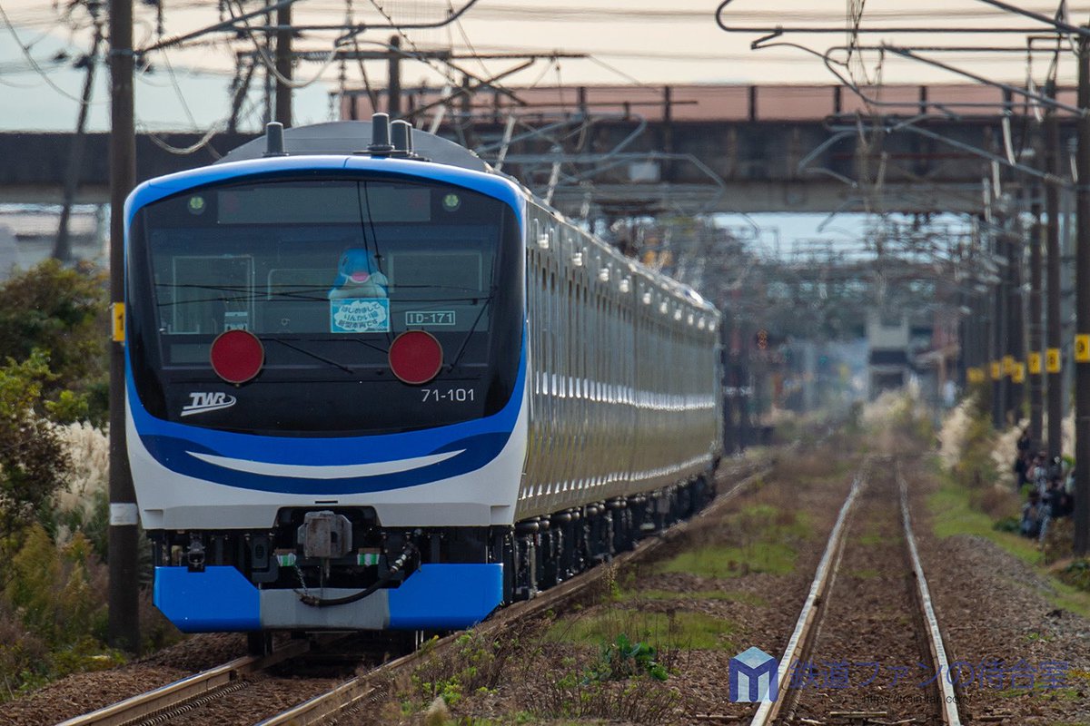 東京臨海高速鉄道りんかい線の新型、71-000形の甲種輸送、新潟貨物ターミナルで折り返したのち都内を目指し南下〜
　
sustinaの凹凸のないステンレスが艶やかで、いろいろな陽の角度で楽しめてマニア心に刺さります。
トンネルの多いりんかい線内だとまた異なる雰囲気になりそうで、そちらも楽しみ🐬