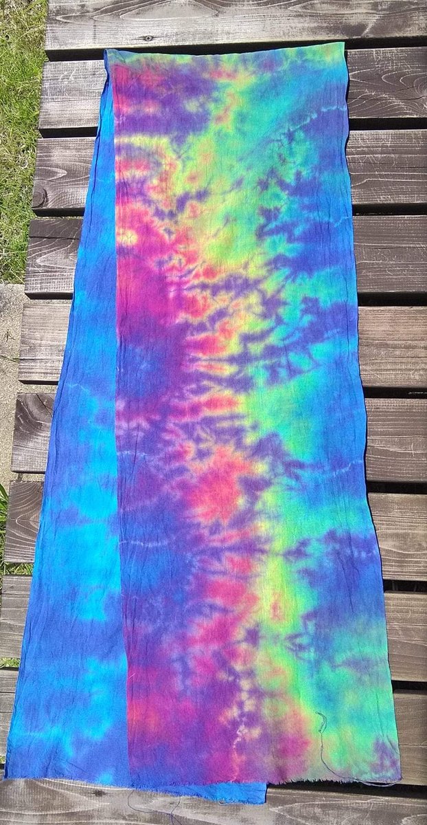 kkoouuggeenn's tweet image. お客さまからのオーダー。
虹色にブルーと見せ方によって表情を変えるストール。
２mと余裕あるサイズなので、アレンジも自由。
今日みたいな首元が寒い時はサッと巻いてダークトーンなコーデにアクセント。
勿論ストールで合わせた色合いで上下を揃えても😉👌
#冬 #tiedye #ストール #dmid2015