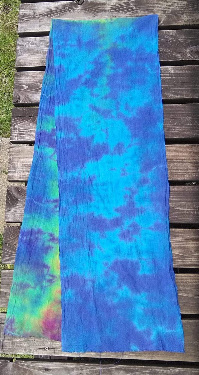 kkoouuggeenn's tweet image. お客さまからのオーダー。
虹色にブルーと見せ方によって表情を変えるストール。
２mと余裕あるサイズなので、アレンジも自由。
今日みたいな首元が寒い時はサッと巻いてダークトーンなコーデにアクセント。
勿論ストールで合わせた色合いで上下を揃えても😉👌
#冬 #tiedye #ストール #dmid2015