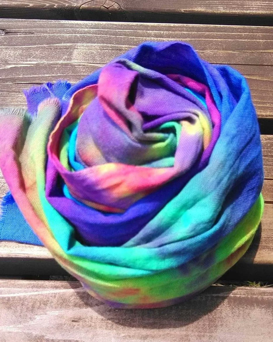kkoouuggeenn's tweet image. お客さまからのオーダー。
虹色にブルーと見せ方によって表情を変えるストール。
２mと余裕あるサイズなので、アレンジも自由。
今日みたいな首元が寒い時はサッと巻いてダークトーンなコーデにアクセント。
勿論ストールで合わせた色合いで上下を揃えても😉👌
#冬 #tiedye #ストール #dmid2015