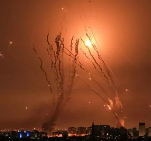 Luciferedragon's tweet image. In 1997, the novel of fallen angels I wrote in which I described the Angel of Destruction, Izrael(Israel), as "covered in a gray robe(灰色のローブ), with only his eerie gaze(不気味な眼光) shining sharply(鋭く輝いていた)." In other words, the gray robe is the Iron Dome, and the…