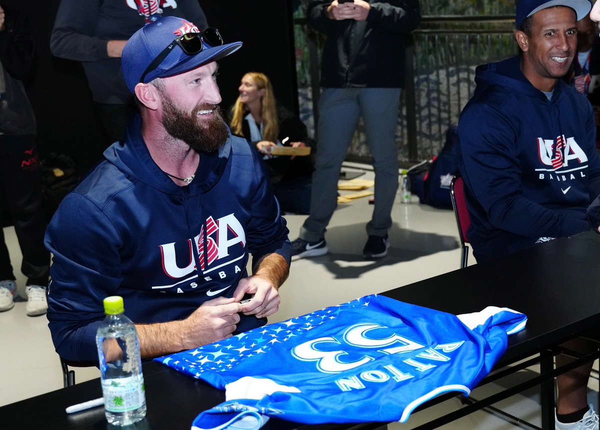 Fullcountc2's tweet image. 元 #DeNA で米国代表の #スペンサー・パットン 投手が即席サイン会を開催⚾️

SNSでの呼びかけに集まったファンが長蛇の列😳

DeNA時代のユニホームを持参するファンもいました👍

Photo by Yasushi Kobayashi📸

#baystars #Premier12
@SBpatton