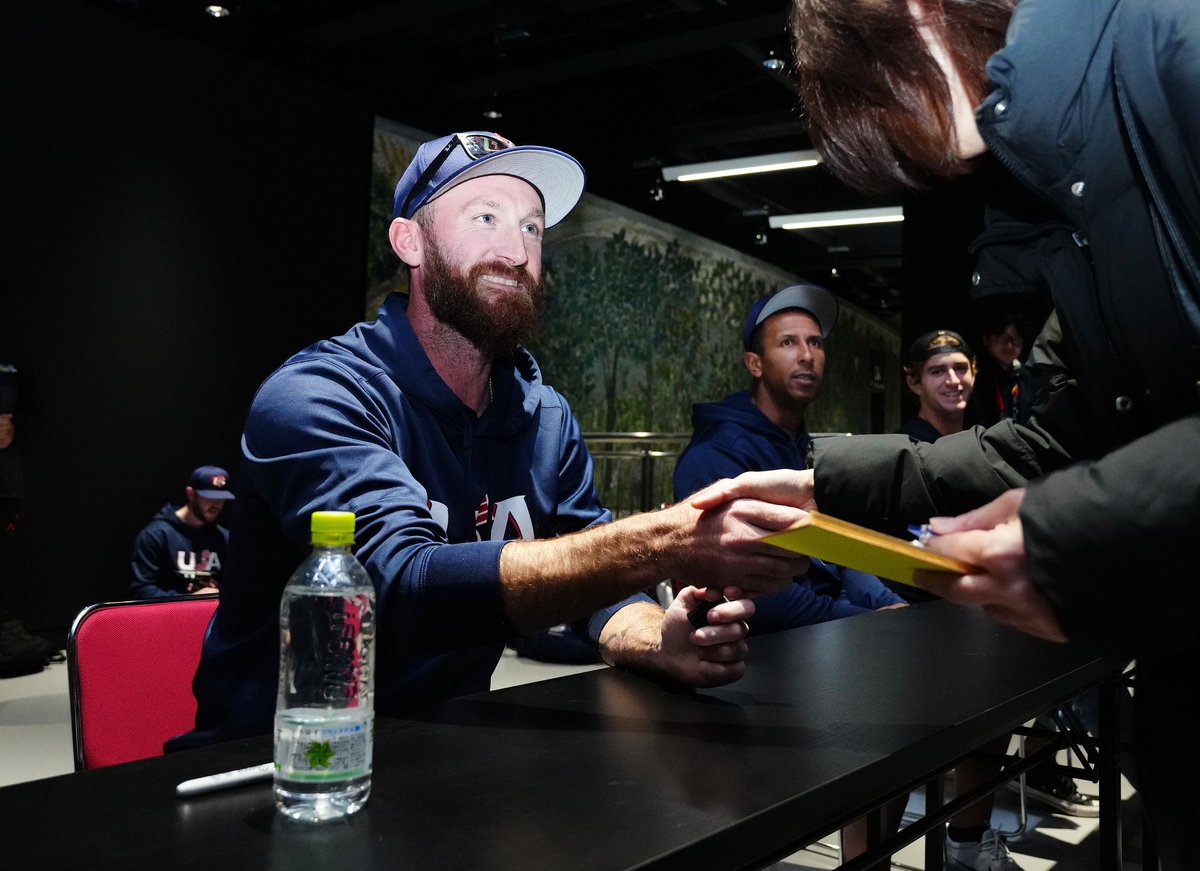 Fullcountc2's tweet image. 元 #DeNA で米国代表の #スペンサー・パットン 投手が即席サイン会を開催⚾️

SNSでの呼びかけに集まったファンが長蛇の列😳

DeNA時代のユニホームを持参するファンもいました👍

Photo by Yasushi Kobayashi📸

#baystars #Premier12
@SBpatton