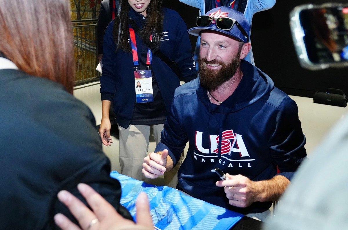 Fullcountc2's tweet image. 元 #DeNA で米国代表の #スペンサー・パットン 投手が即席サイン会を開催⚾️

SNSでの呼びかけに集まったファンが長蛇の列😳

DeNA時代のユニホームを持参するファンもいました👍

Photo by Yasushi Kobayashi📸

#baystars #Premier12
@SBpatton