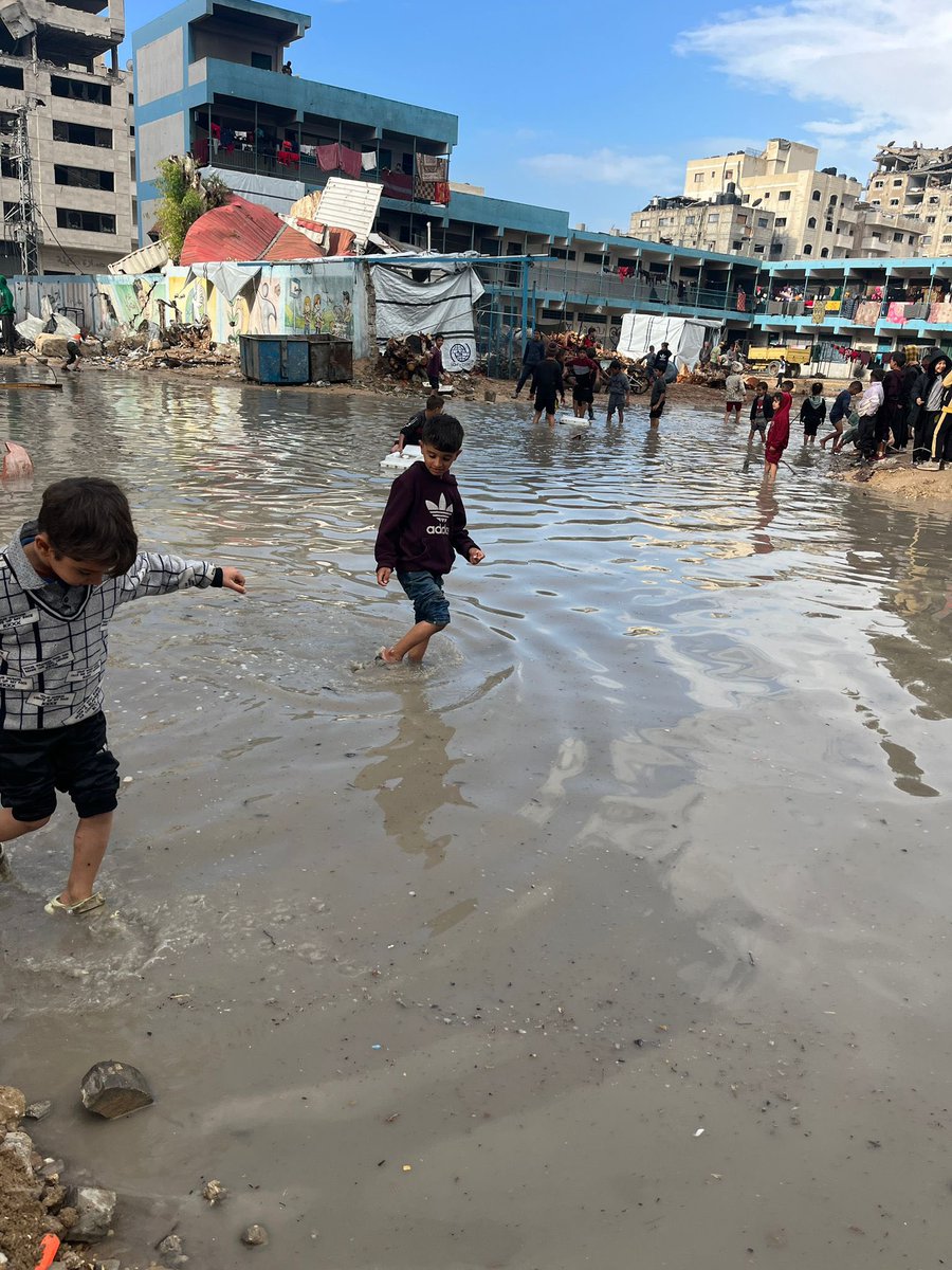 Primeras lluvias en #Gaza y las escuelas refugio de la ONU se convierten en piscinas (Foto de <a href="/kayed_hammad/">Kayed Hammad</a> )