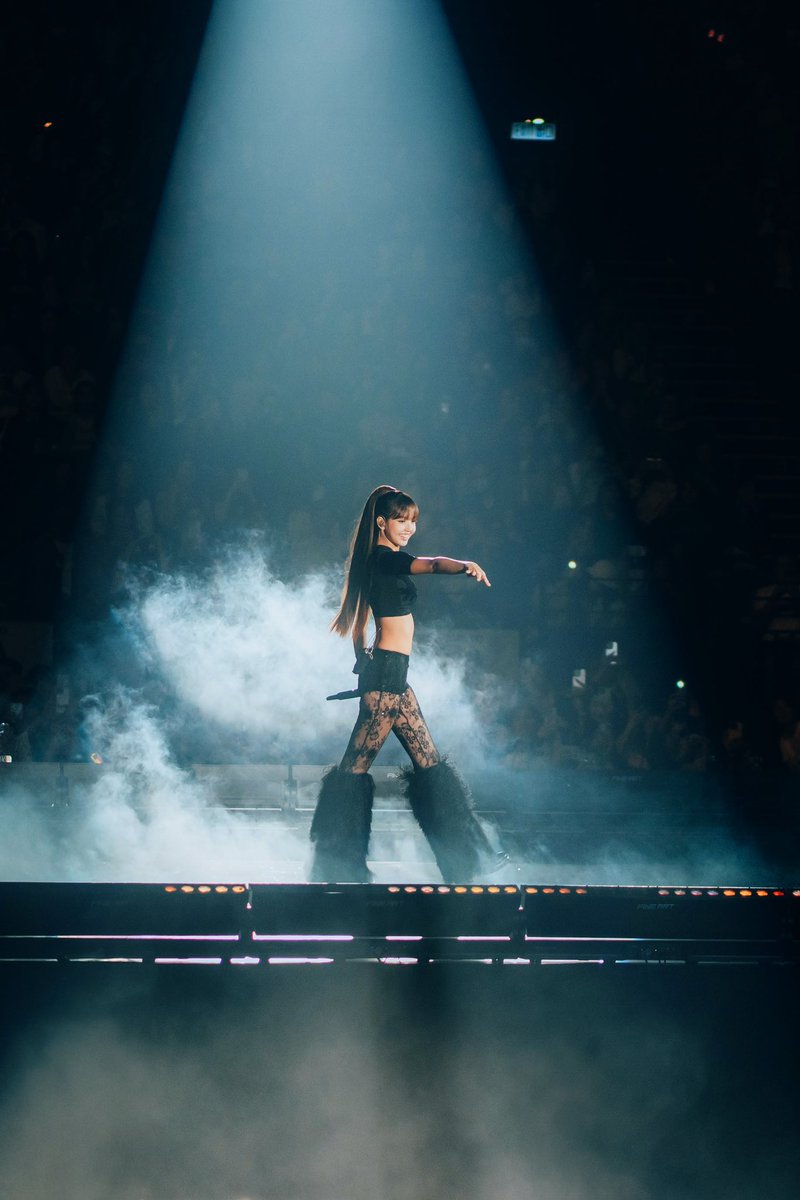 โหลิซ่ารูปนี้😭 เกิดมาเพื่อที่จะอยู่บนเวทีจริงๆ ทุกครั้งที่อยู่บนนั้นเขาทำให้ทุกคนที่รักและทำให้ตัวเองภูมิใจได้เสมอเลย