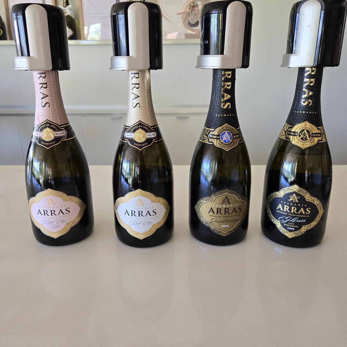 vinicuest's tweet photo. タスマニア7軒目は、またまた審査員を一緒にしたキャサリンが勤めているハウス・オブ・アラス。
広くタスマニア一体からブドウを仕入れているとのこと、想像より大規模なワイナリーでした。
ワインは言うまでもなく秀逸‼️✨
#地球半周の旅
#ミーまずはタスマニアへ
#ていうかお仕事です
#RHWS https://t.co/LX2GITm4Zh