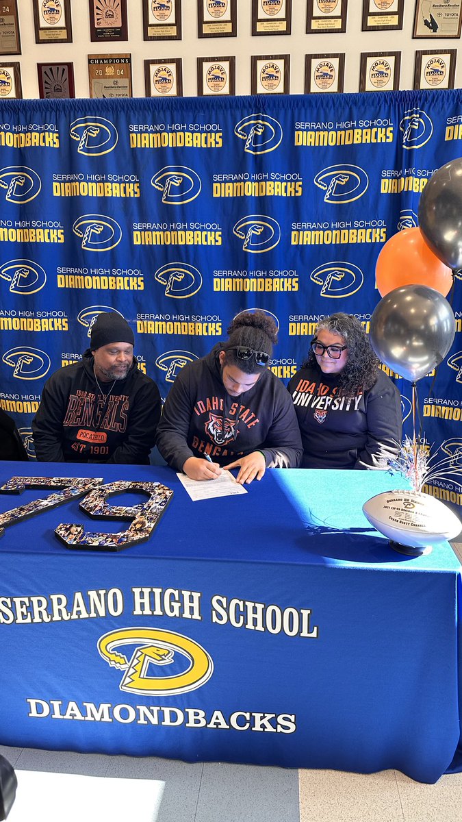 ddgreenoc's tweet photo. Truly blessed to see this day!  Proud parents of an exceptional Student-Athlete! Your future will get brighter son. https://t.co/qosefhR7q4