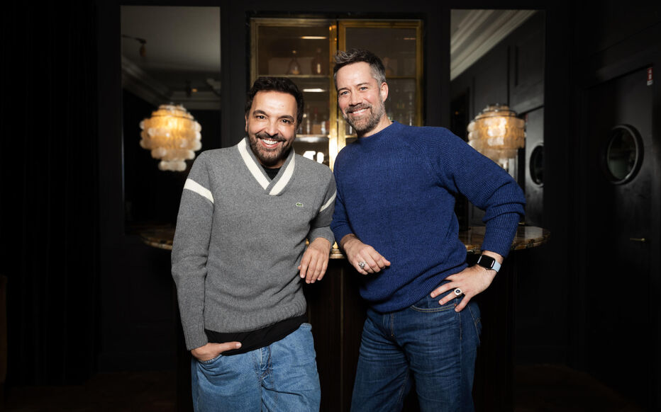 NewsReactLive's tweet photo. Vingt-ans après, le chanteur Emmanuel Moire va reprendre son rôle du « Roi Soleil » dans la célèbre comédie musicale, Dove Attia et son metteur en scène, Kamel Ouali, sont de nouveau aux manettes et ont fini par convaincre leur interprète principal de rempiler. (©LeParisien) https://t.co/350SBDy4sY
