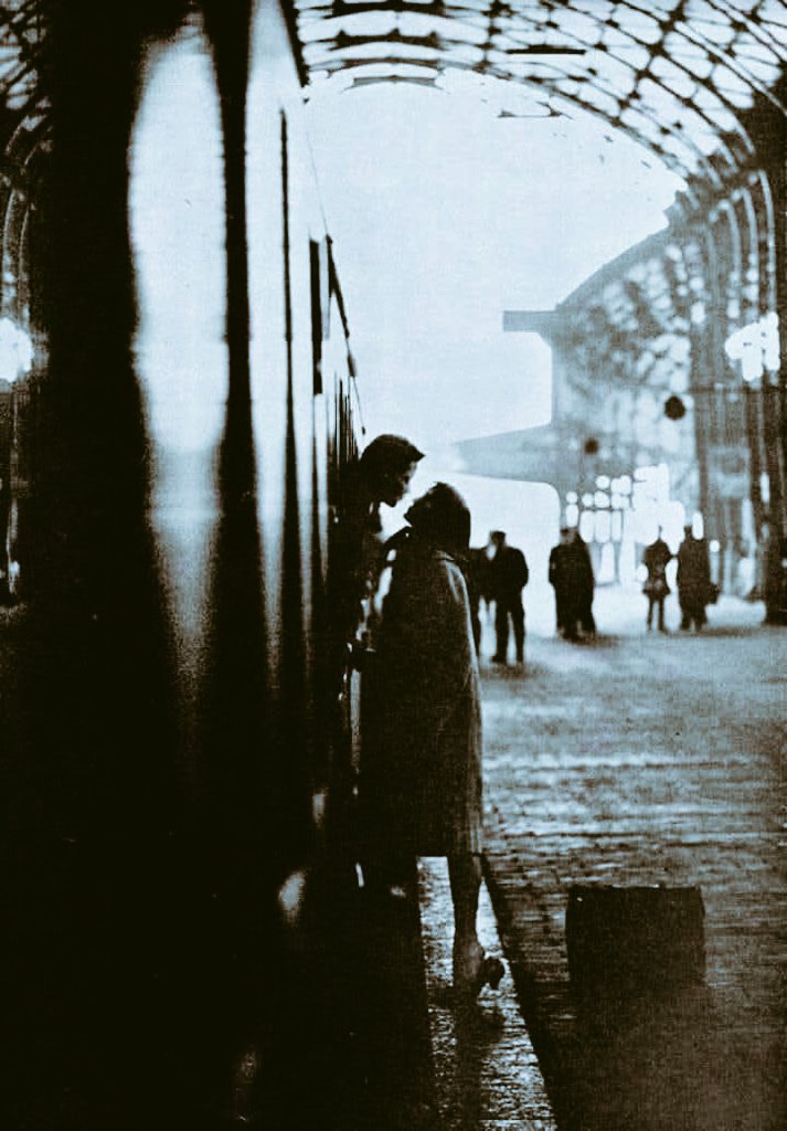 EL AMOR EXISTE 

"El amor existe
como un fuego
para abrasar en su belleza
toda la fealdad del mundo.

El amor existe
para que estallen los relojes
lo largo se vuelva corto
lo breve infinito
y la belleza borre
la fealdad del mundo".

- Cristina Peri Rossi