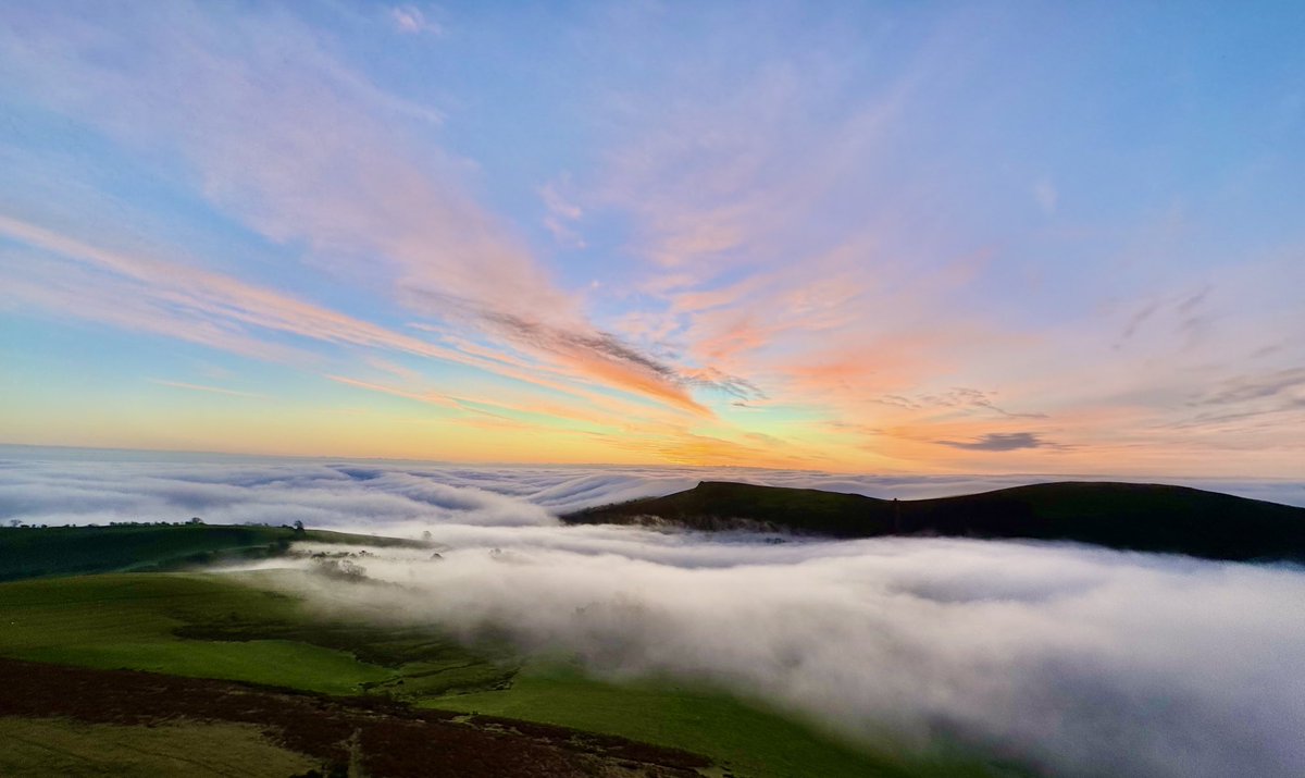 Aneedtopaint's tweet image. Last few images from this morning walk up onto the Caradoc! 👀🍂 #Cloudinversion #Shropshire
