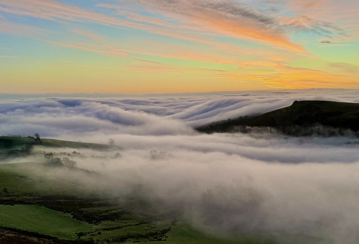 Aneedtopaint's tweet image. Last few images from this morning walk up onto the Caradoc! 👀🍂 #Cloudinversion #Shropshire
