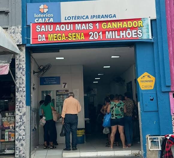 choquei's tweet photo. 🚨AGORA: Homem morre 24 dias após sacar prêmio de R$ 201 milhões da Mega-Sena, em Cuiabá.

Antônio, de 74 anos, faleceu devido a uma suspeita de mal súbito enquanto realizava um tratamento odontol��gico em uma clínica. https://t.co/SVrSW0QO4h