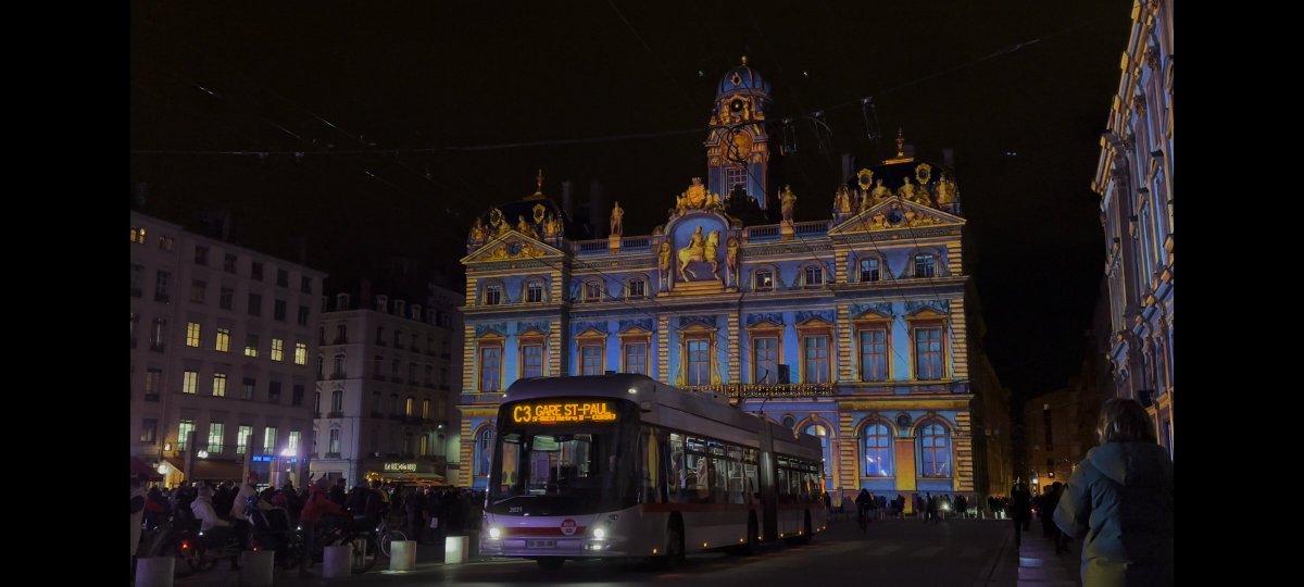 Je dis photo !
C'est parti pour la fête des Lumières 2024. Le réseau s'adapte, renseignez vous avant d'entreprendre votre trajet. Certains secteurs sont fermés à la circulation. 
Bonne journée et bonne soirée !