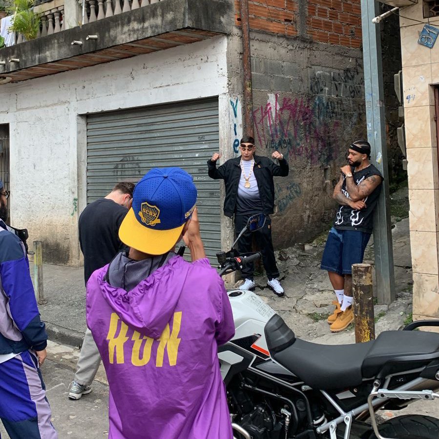_sccpnews's tweet photo. ⚫️⚪️ | Memphis Depay e Mc Hariel estão na Vila Aurora, bairro da zona norte de São Paulo, gravando o clipe da música que lançarão juntos.

📸 | MC Rah https://t.co/0Hn5Z7cWm7