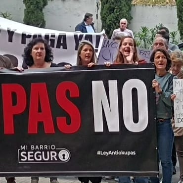 Laura 💚💙🇪🇸 (@cid_lauri) on Twitter photo <a href="/PazMariPaz1/">Paz Mari Paz</a> <a href="/beitalr/">Beatriz López-Roberts Luzón ن</a> <a href="/Carlos_Mpv/">Carlos Martínez</a> <a href="/Vox_Fuenlabrada/">Vox Fuenlabrada</a> <a href="/Alfuenla/">Álvaro</a> Hoy tengo sentimientos encontrados, alegría inmensa porque ¡por fin! hayáis recuperado vuestro hogar e impotencia absoluta por celebrar algo que debería presuponerse en un país civilizado, la inviolabilidad de tu propiedad. #SeguridadPrioridad <a href="/PazMariPaz1/">Paz Mari Paz</a> <a href="/beitalr/">Beatriz López-Roberts Luzón ن</a> <a href="/Carlos_Mpv/">Carlos Martínez</a> <a href="/Vox_Fuenlabrada/">Vox Fuenlabrada</a> <a href="/Alfuenla/">Álvaro</a> Hoy tengo sentimientos encontrados, alegría inmensa porque ¡por fin! hayáis recuperado vuestro hogar e impotencia absoluta por celebrar algo que debería presuponerse en un país civilizado, la inviolabilidad de tu propiedad. #SeguridadPrioridad