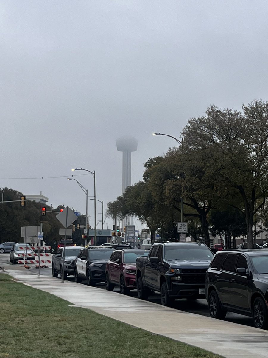 CoffeeDecaf's tweet image. It’s my favorite time of the year (tower of the Americas looking spooky)