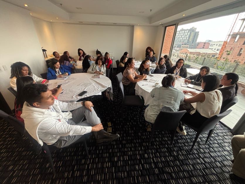 “Encontrarse”🤲, como verbo reflexivo, solía significar una acción muy común, cotidiana. Me parece que los encuentros son, ahora, más trascendentales, quizás por lo escasos. Por esto y porque salió muy bien, valoro encuentros como el de ayer, en el que varias Mesas creadas o