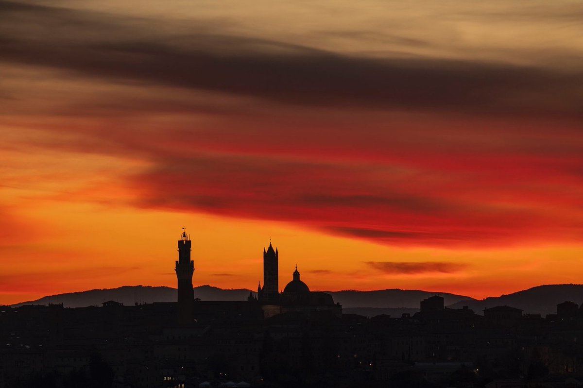 … solo un tramonto un po’ così dietro ad una città. #Siena instagr.am/p/DDK3_r0xMWS/