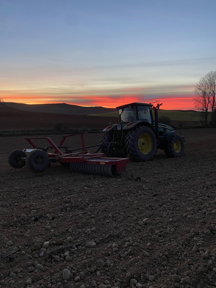 cris_rdrgz's tweet image. He visto este atardecer y no me he podido resistir a bajar del tractor para capturarlo!!!😊 (sin filtros)
La vida del campo, la vida mejor
#PinkSky
