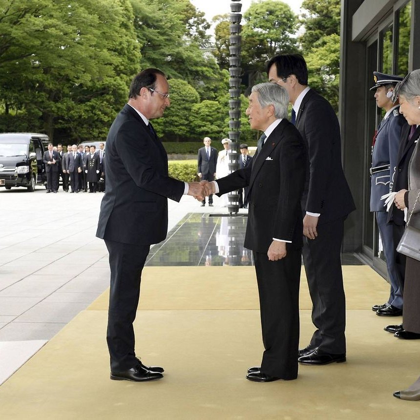 dieworkwear's tweet photo. In a traditional suit or sport coat aesthetic, the trousers and jacket have to work together to form a harmonious whole. French President Hollande here has broken up his silhouette into two distinct blocks—upper and lower—while Japanese Emperor Akihito's silhouette flows. https://t.co/LLkGN9DR50
