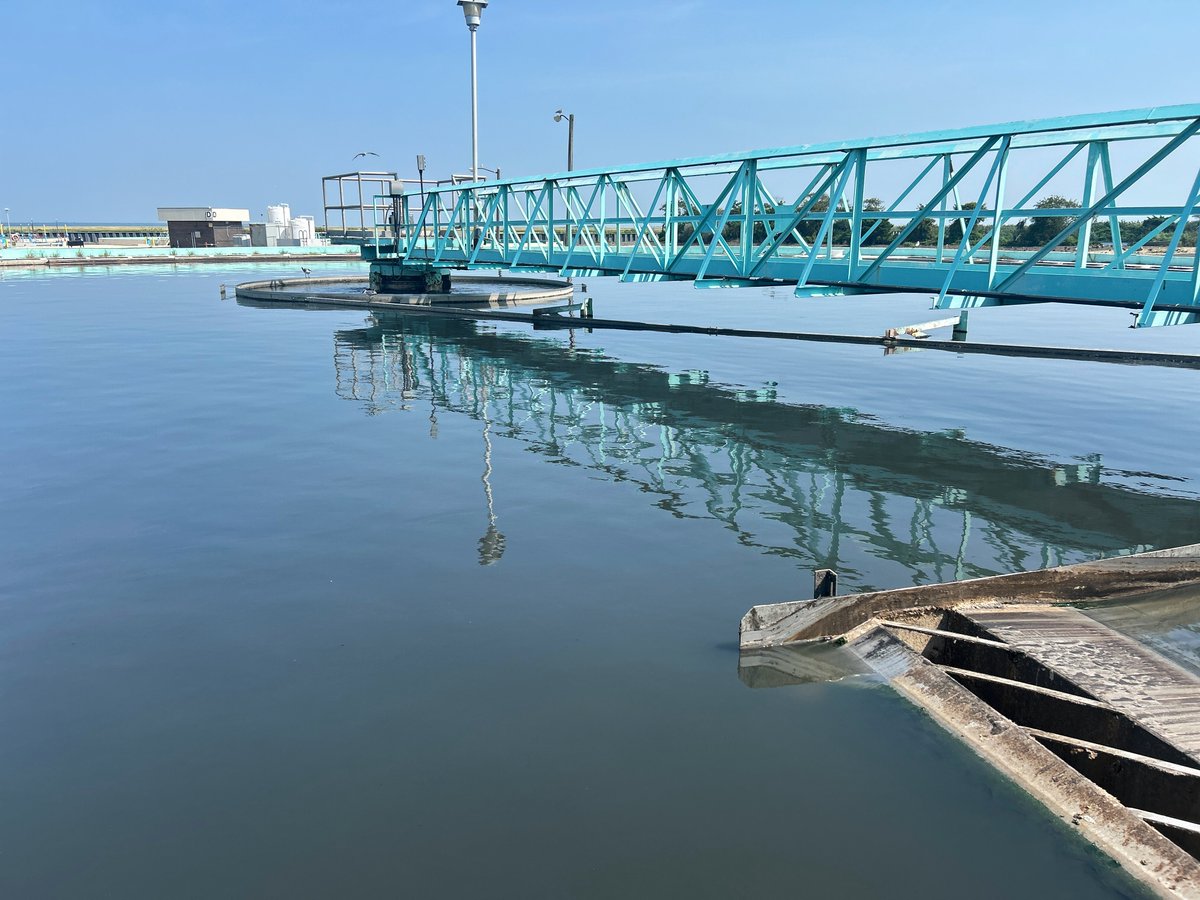 ACUA_Green's tweet photo. Our facility is home to five primary clarifiers, each holding 855,000+ gallons of wastewater! 💧

Here, water slows and solids (💩) settle below where a rake arm collects them. This process removes biosolids so water can be treated and safely discharged into the ocean. 🌊 https://t.co/WwUxdDJ1LO