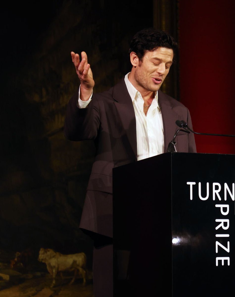James Norton Blog (@jamesnortonblog) on Twitter photo James Norton presented the Turner Prize 2024 at the Tate Gallery on December 3. The winner of the 2024 is Jasleen Kaur (photo 3). The ceremony was broadcast live on the BBC News channel.
#JamesNorton #turnerprize James Norton presented the Turner Prize 2024 at the Tate Gallery on December 3. The winner of the 2024 is Jasleen Kaur (photo 3). The ceremony was broadcast live on the BBC News channel.
#JamesNorton #turnerprize