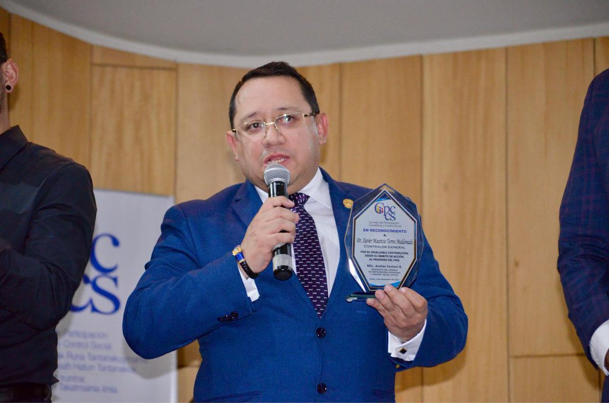 ContraloriaECU's tweet photo. 🏛️#LaNuevaContraloría | El Contralor General del Estado, Dr. Mauricio Torres, recibió un reconocimiento del presidente @CpccsEc por su destacada gestión en el fortalecimiento de la Función de Transparencia y Control Social, reafirmando su compromiso con la integridad pública. https://t.co/Bb74UehtUE