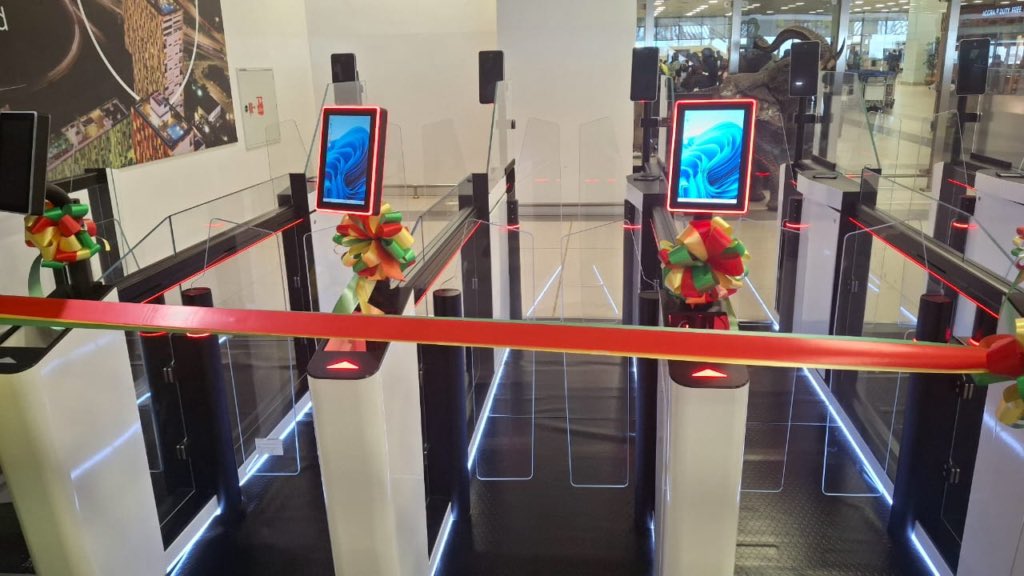 evithence's tweet photo. John Mahama’s Terminal 3 cost was $250 million while Dr. Bawumia's E-GATES cost was $240 million. 

Common sense is not common to common people. https://t.co/qj3v2xKhoX