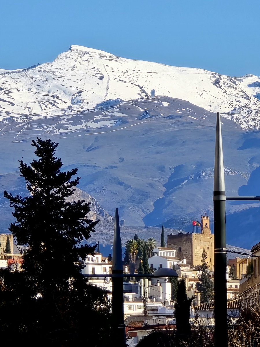 RubenPardoGeo's tweet photo. Así luce #SierraNevada en estos primeros compases del mes de diciembre. Fotografía tomada desde la Avenida de la Constitución de #Granada, con la #Alhambra de testigo. https://t.co/uFL0J7Pv1N